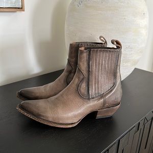 SOLD! Frye Sachs Ankle Chelsea Boot!